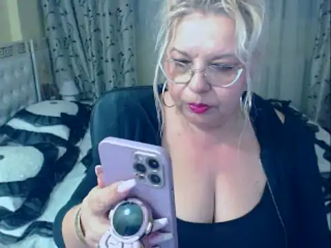 Stripchat sex cam SonyaHotMilf